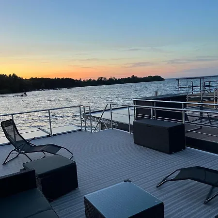 Floating 33 - Sea Breeze Vakantiehuis *